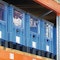 Store blå transportkasser med plukkeåbning på lagerreol