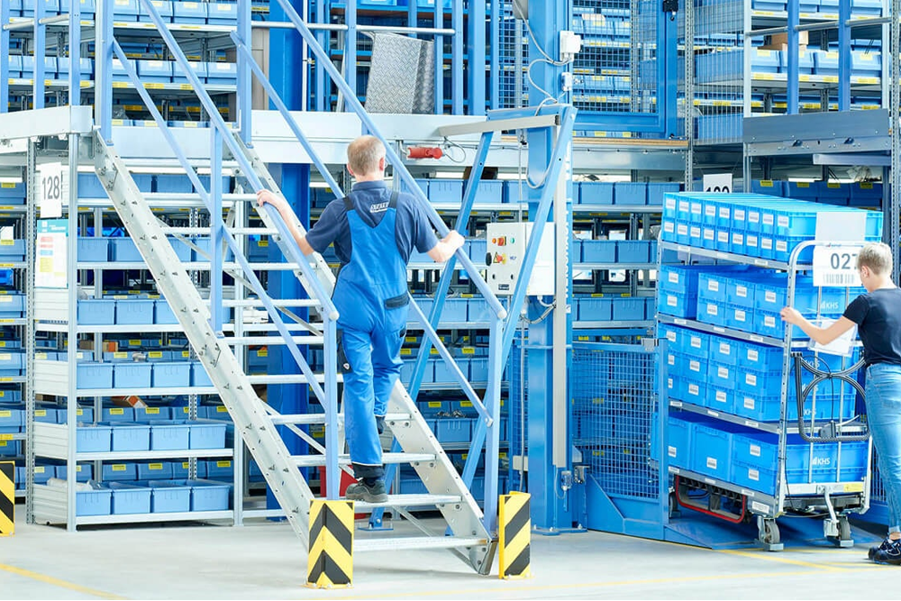De magazijnbakken kunnen ondanks verschillend formaat gestapeld worden