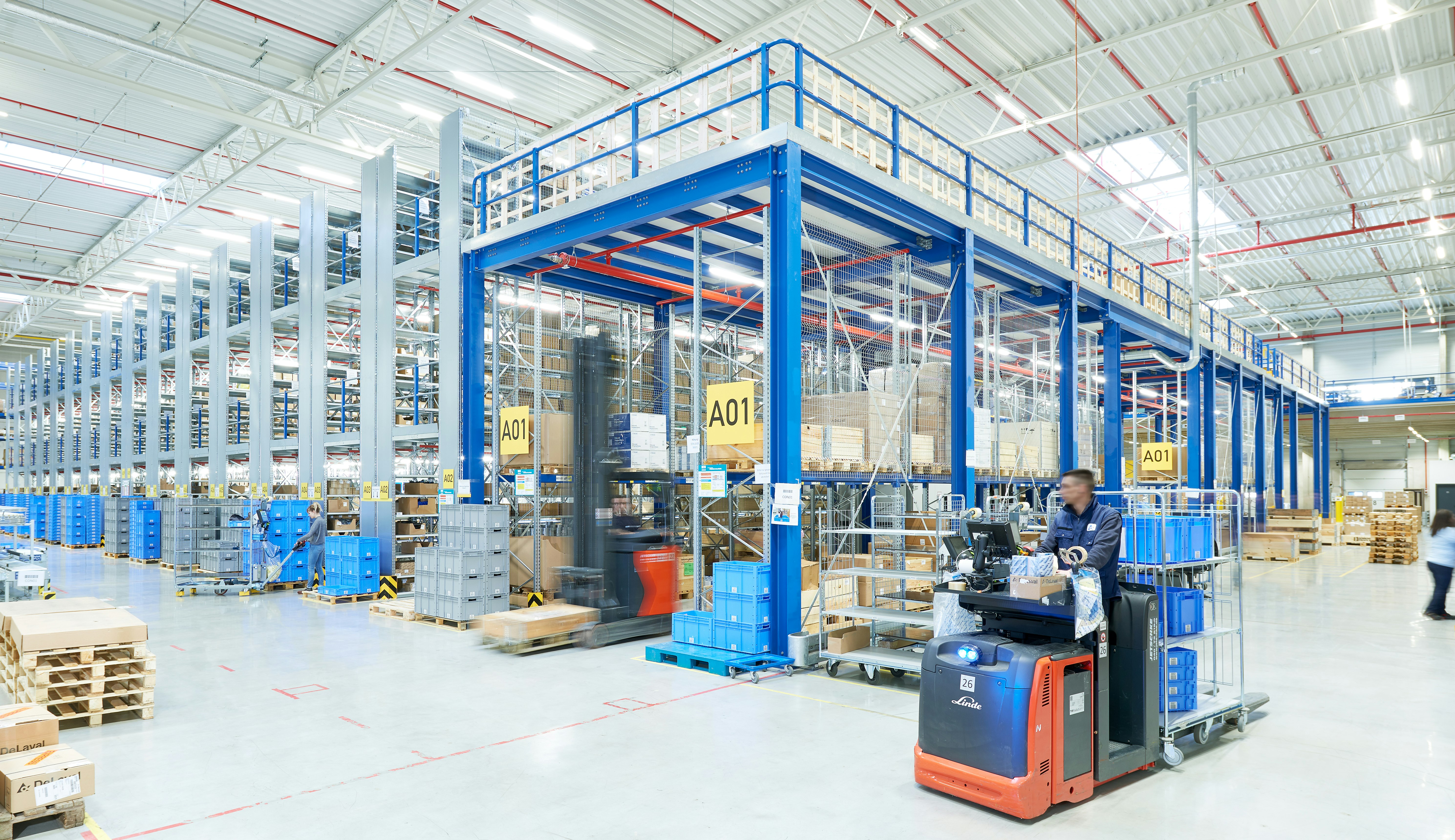 Workers in a mail order company scan packages for shipping // Arbeiter in einem Versandhandel scannt Pakete für den Versand ein